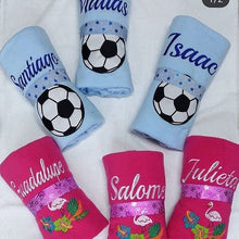 Cargar imagen en el visor de la galería, Cobijas bordadas personalizadas
